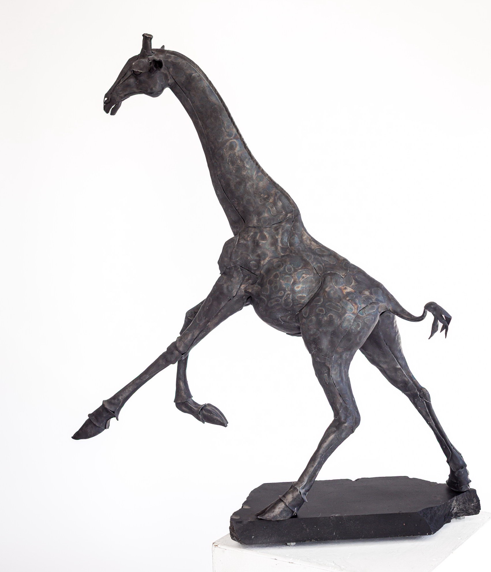 Жираф. Скульптура В.Смыслова. Сталь