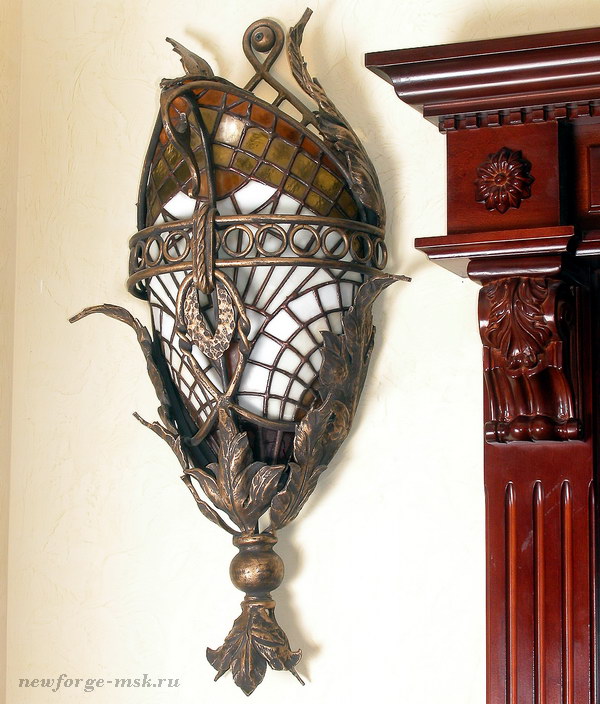 Настенный светильник с витражами в готическом стиле